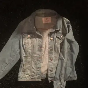 Thrifted Guess denim jacket | M-L | Meet ups in Sthlm, shipping fee not included in price ✨