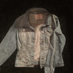  - Thrifted Guess denim jacket | M-L | Meet ups in Sthlm, shipping fee not included in price ✨