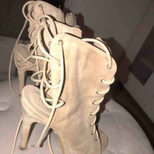  - Beige klackar ifrån ikrush. Använda 3 gånger max. 