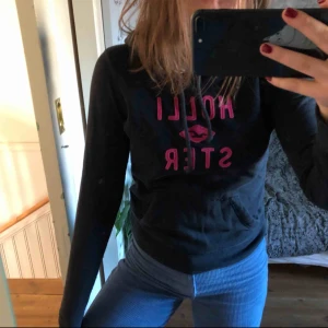  - Mörkblå tjocktröja från Hollister. Säljer pga använder inte. Köparen står för frakt.
