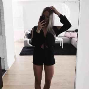  - Snyggaste playsuiten från Bikbok strl xs. Superfint skick!! Svart, knyter där fram vilket gör att den är ganska ställbar. Passar xs och s. ☺️ Endast seriösa hör av sig, tack!😁