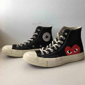 Jag säljer mina COMME des Garcons Converse. Nypris 1200kr  Skorna har jag använt under sommaren och dom är mest slitna på den vita sulan. Utöver det är dom i väldigt bra skick! Kan behöva byta skosnörena om man vill ha dom helt vita.