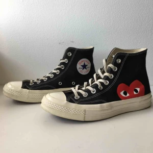  - Jag säljer mina COMME des Garcons Converse. Nypris 1200kr  Skorna har jag använt under sommaren och dom är mest slitna på den vita sulan. Utöver det är dom i väldigt bra skick! Kan behöva byta skosnörena om man vill ha dom helt vita.