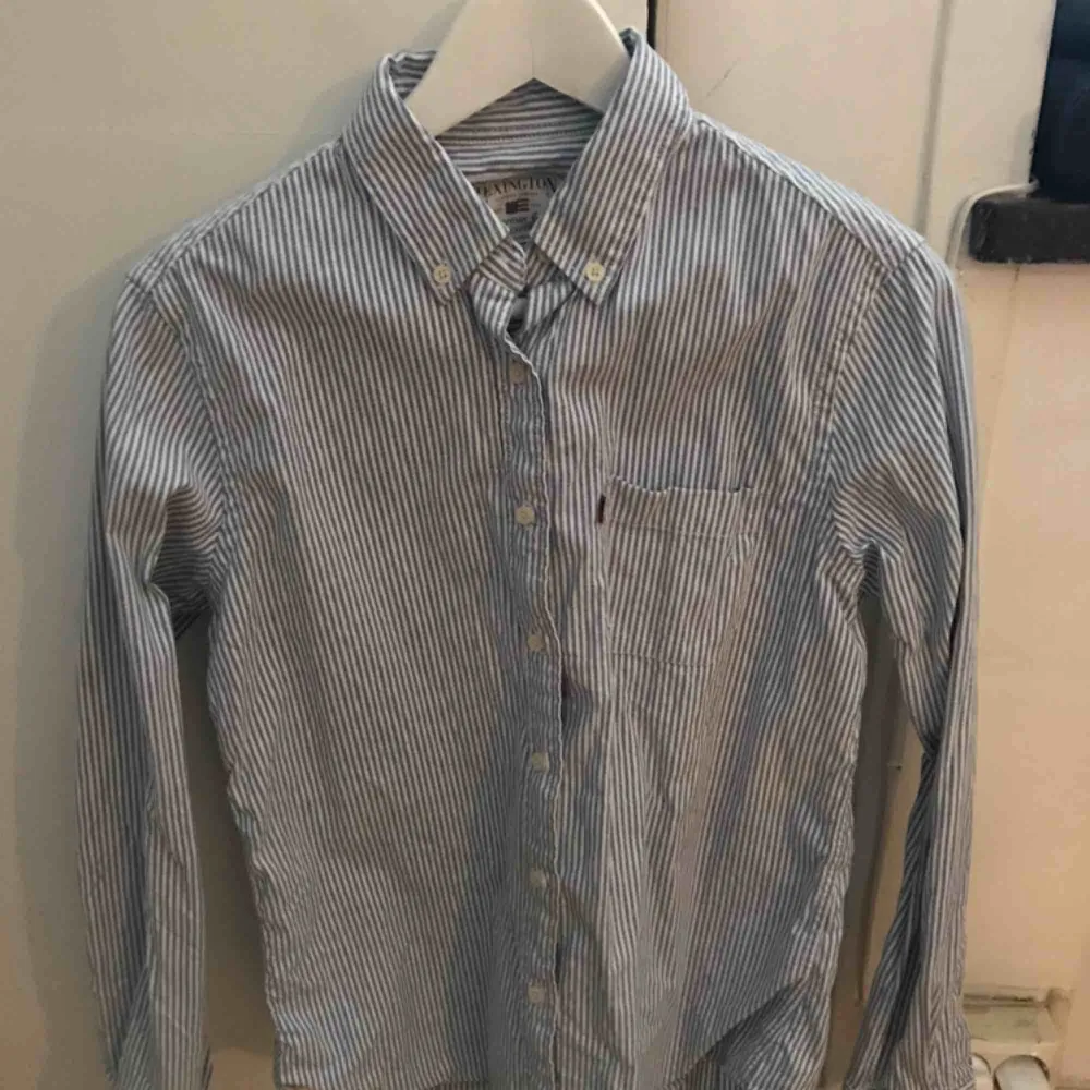 Blåvit randig skjorta ifrån Lexington. Storlek Medium. Frakt 100kr. . Skjortor.