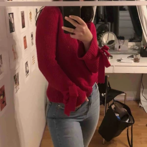  - Finaste stickade tröjan med snörningar i ärmarna nu till vintern, säljer då jag inte använder den då jag sällan använder färgglada plagg. Passar mig som brukar ha S-M i tröjor. Frakt på 25 kr tillkommer! ⭐️