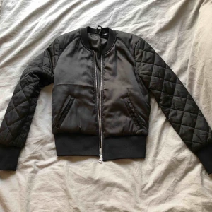 - Svart bomberjacka från hm divided. Storlek 36 (passar även en 34) Pris: 40kr+frakt 
