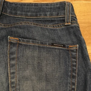  - Utsvängda Boomerang jeans i fint skick för den där 70 tals känslan! 28 i midjan och 32 i längd står det på lappen, men dom sitter bra på mig som har storlek 26 så de är små i storleken.