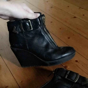  - Kilklackar med gulddragkejda där fram! Endast använda några gånger