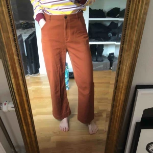  - Underbara byxor från Monki. Används ej då de är lite stora för mig. Frakt tillkommer