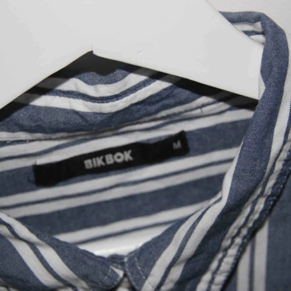 Skjorta från Bik Bok, storlek M. Använd fåtal gånger. Frakt inräknat i priset :). Skjortor.