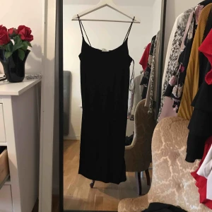  - Svart långklänning i bomull från h&m