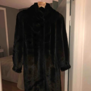  - fejkpäls jacka, lång! Svart! För stor till mig i axlarna, jag är 36 så den hån passar kanske jätte bra till nån med storlek 40. Hämtas från hornstull. Har köpt den för 500kr på höst på en second hand, men har inte använt