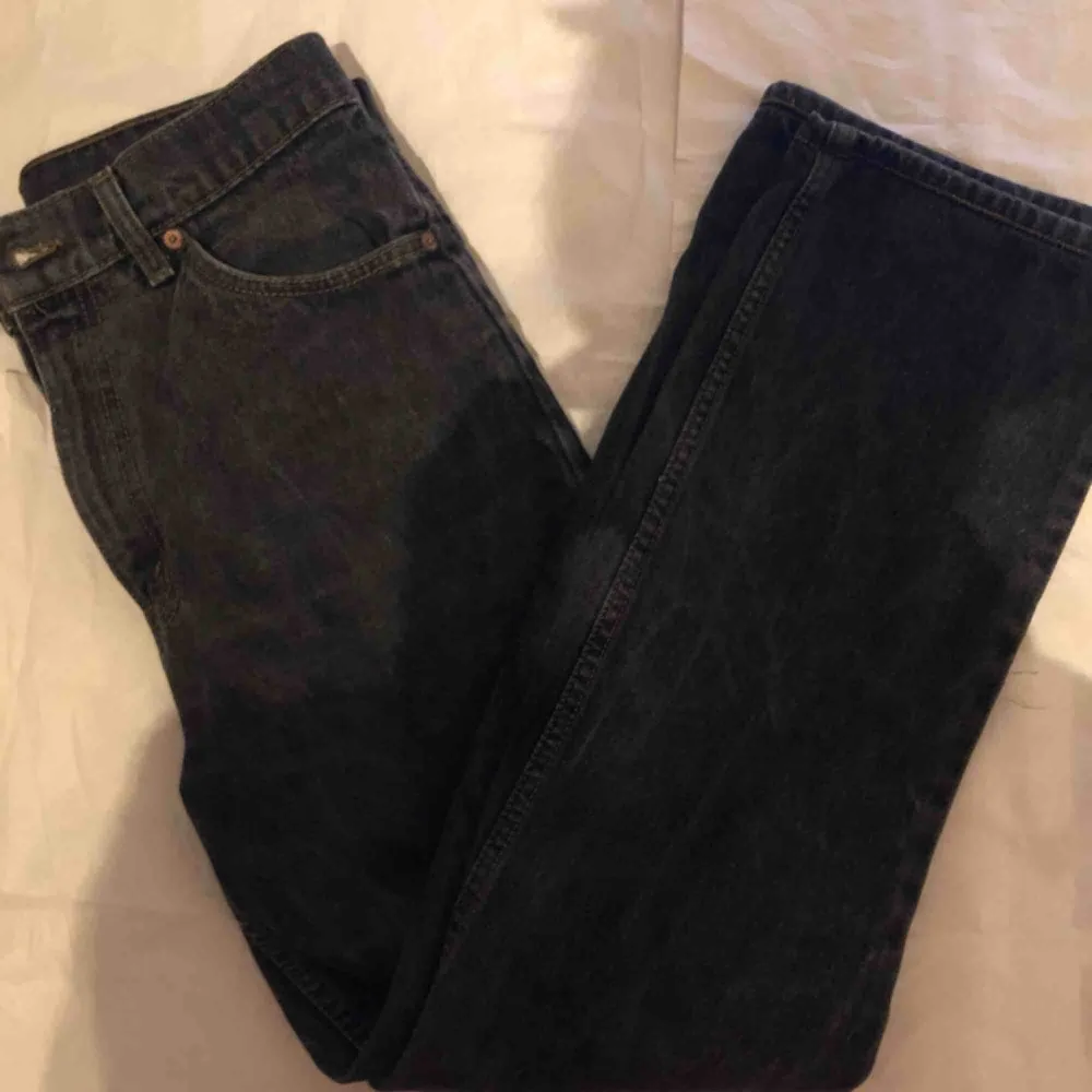 fantastiska Levis svarta jeans! perfekt skick. midja-75cm ~ längd-102cm. Jeans & Byxor.