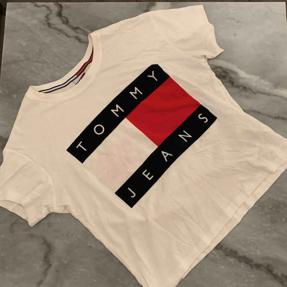 Äkta Tommy Hilfiger t-stort i storlek XS. T-shirts.