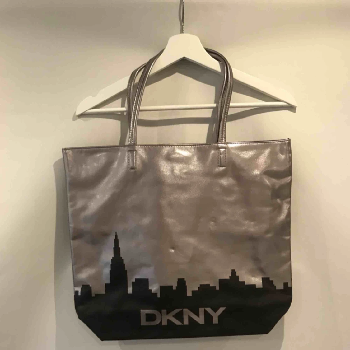 Silvrig DKNY väska