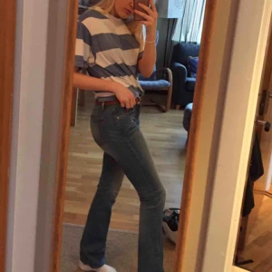  - Snygga bootcut jeans från crocker! Den är i storlek 27/33 Möts gärna upp i Stockholm eller fraktar. Köparen betalar 40kr för frakt 