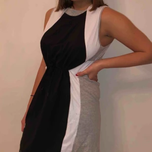  - En lite sportigare klänning, säljer pga kommer tyvärr aldrig till användning. Endast använd på bilden, prislappen sitter fortfarande kvar! ✨✨ Går ju såklart att använda som tröja också!