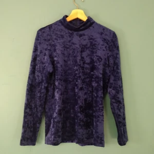  - Blå sammetströja, superfin krage. Som ny. Möts i Stockholm eller fraktar