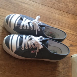  - Snygga nya Superga med platå, fåtal använda då dom var lite för stora (märkte jag efter jag gått ut med dom:() kartong etc finns kvar och kvitto