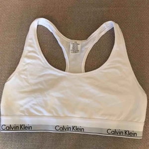  - En vit klassisk bralette från Calvin Klein inköpt på NK.  Oanvänd. Storleken är L men skulle funka på en M då de är små i storleken. Säljer pga fel storlek.