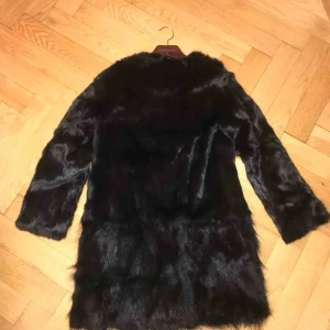  - Säljer min helt oanvända pälsjacka Storlek small - sann storlek  Kanin och tvättbjörn päls Fodrad så varm Köpt i Paris som heter Jane  Aldrig använd!   Finns i centrala Stockholm! Hör gärna av er om ni har några frågor 