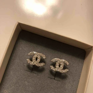  - Örhängen från Chanel i toppskick! Säljer de då dem tyvärr inte kommit till användning, tar betalning via swish och frakt på 39kr tillkommer i priset!😊