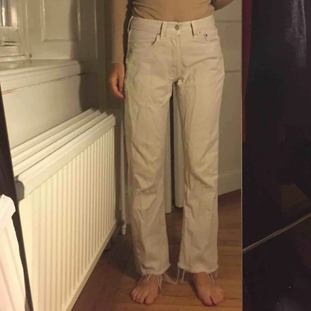 Beige Levis jeans, passar xs eller som vanligen har 24 i midja. Jag på bilden är 160 cm lång. Köparen står för frakt, men jag kan också mötas upp i Stockholm.. Jeans & Byxor.
