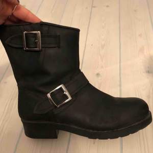 Svarta boots från Johnny Bulls i storlek 39. Svart skinn. Använda max 10 ggr. Kan mötas upp i centrala Stockholm. 