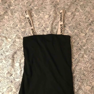  - Snyggt linne från Nelly.com med text unique, väldigt fyrkantig vilket är snyggt. Endast testad