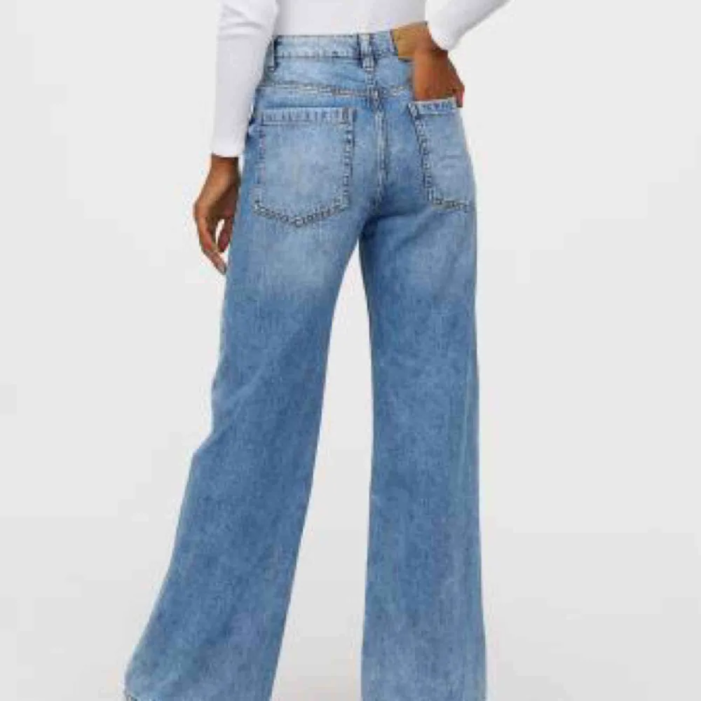 Vida jeans från hm, sitter som de på bilden men mörkare färg. Jeans & Byxor.