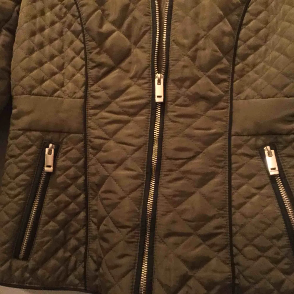 Helt ny jacka från h&m storlek 34 Köpt för 399 kr Säljer för 150 felfri ✨. Jackor.