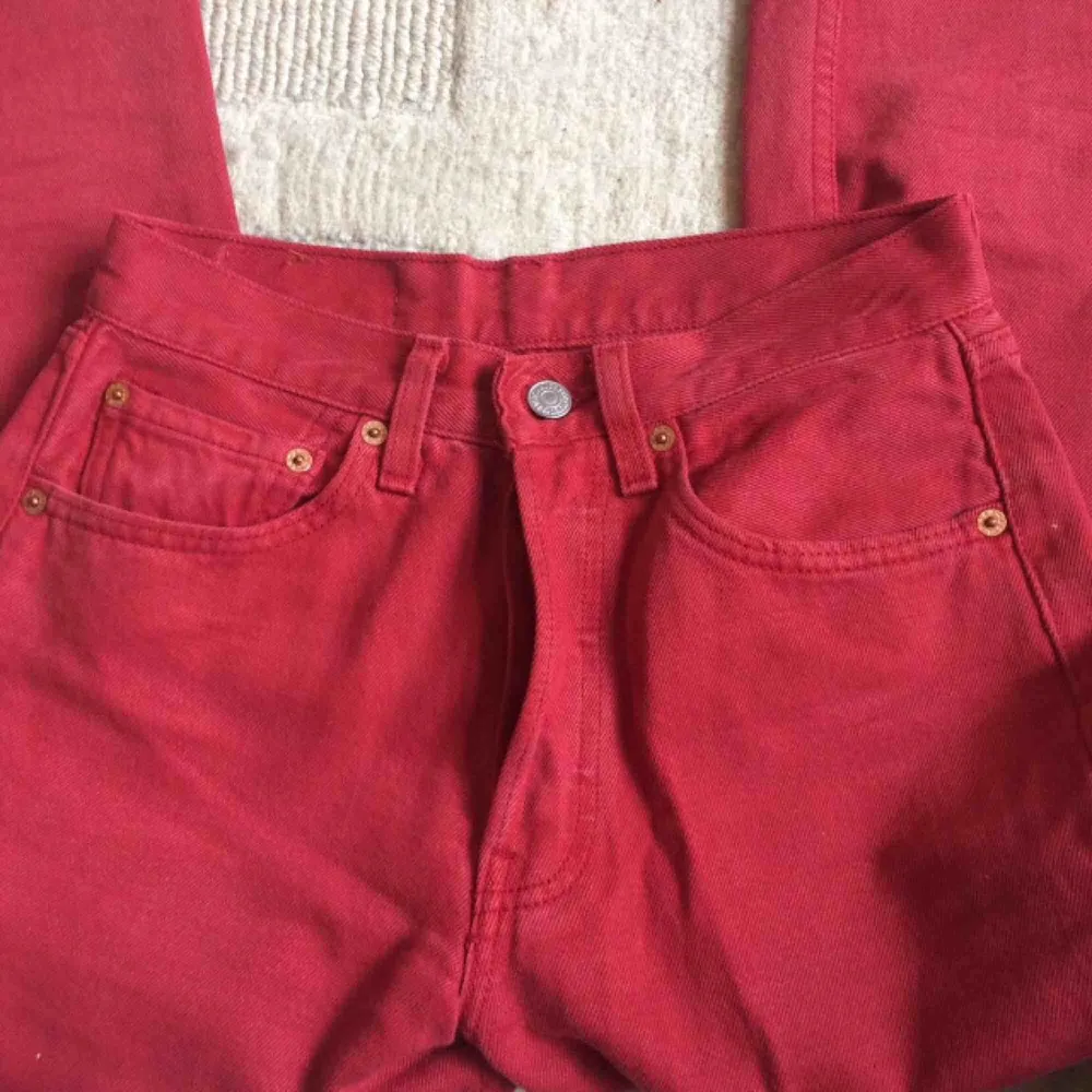 Supersnygga högmidjade vintage Levis som är röda! Går inte att få tag på i butiker. Perfekt skick, strlk 26. Möts upp i Vasastan eller fraktar :). Jeans & Byxor.