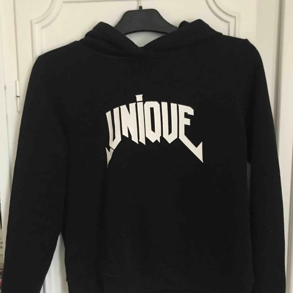 Snygg hoodie med trycket ”UNIQUE” från Gina Tricot. Bra skick och fler bilder kan skickas vid intresse💘💕💋. Hoodies.