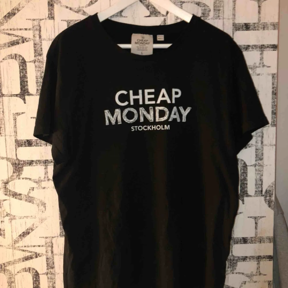 Cheap Monday T-shirt, Storlek L, 120 kr + frakt 👕. T-shirts.