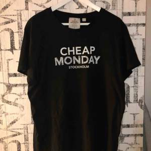 Cheap Monday T-shirt, Storlek L, 120 kr + frakt 👕