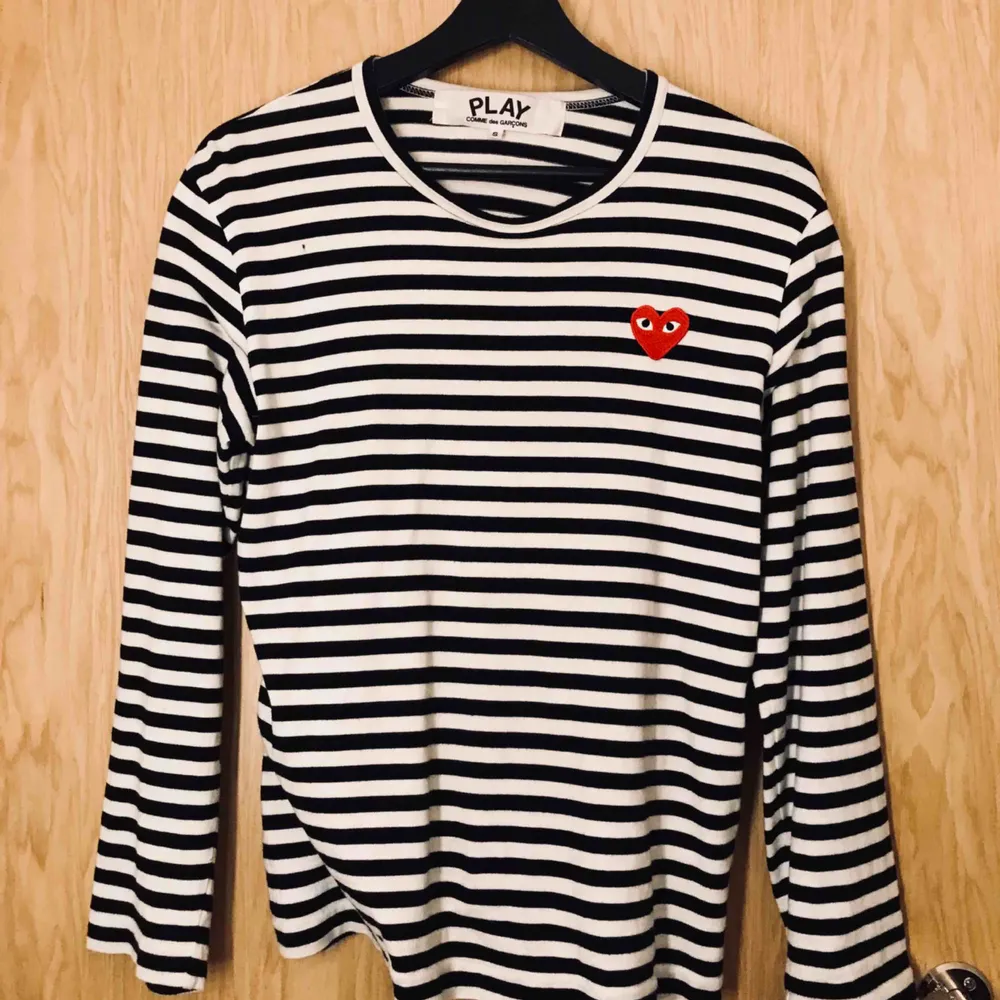 Comme des garcons longsleeve. I fint skick! Säljes pga för stor :(  Fraktar . Tröjor & Koftor.