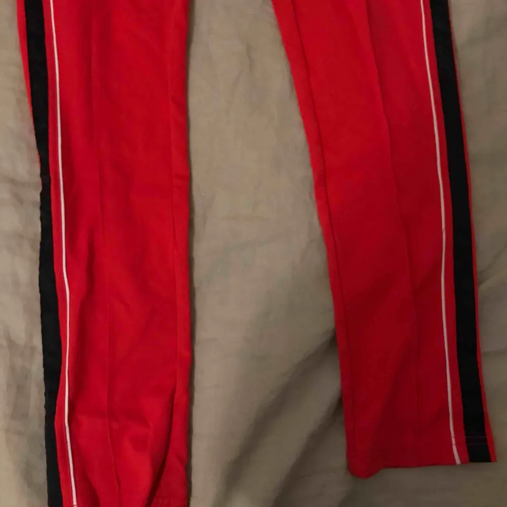Röda striped bikbok byxor, använd max 3 gånger! Frakt: 40kr . Jeans & Byxor.
