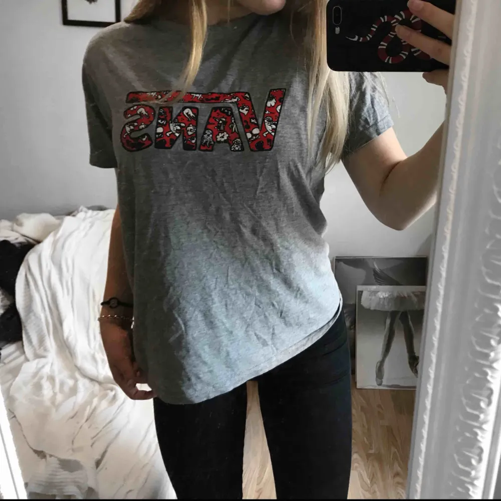 Snygg t-shirt med vans tryck (ej äkta vans)! Storlek S men jag skulle säga att den är mer som en M, men det beror ju på hur man vill att den ska sitta. Kan mötas upp i Västervik eller frakta!. T-shirts.