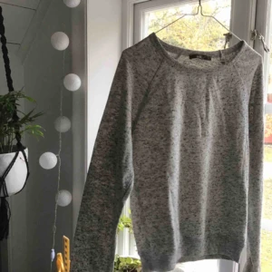  - Jättefin grå melerad tjocktrja i fint skick! Passar även S