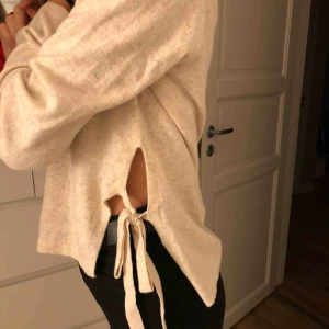  - Fin tröja med knytning på sidan, från Lindex. Köparen står för frakt.