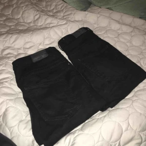  - Molly jeans från Gina tricot med hög midja. Jeansen är använda och tvättade, men är i bra skick. Strl M. Säljer pga har blivit för stora för mig som är en S-M. Båda två säljs för 100kr. Kan fraktas mot en kostnad.