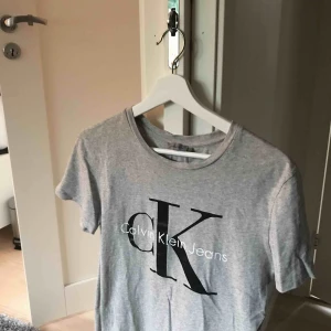  - Jättefin tröja från Calvin Klein! Använd ett fåtal gånger. Köpte den för 500