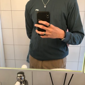 Vans longsleeve, långärmad tröja - Mörk blå oanvänd vans longsleeve. Jättefin färg och dessutom cool skateboard logo på bröstet🛹🥺. toppen plagg i toppen skick💥 Frakt behandlas av köparen (49kr):D