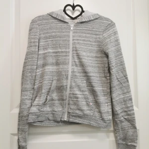 Gråmelerad luvtröja strl 170 - Gråmelerad luvtröja i storlek 170, bra skick