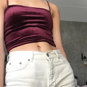 Topp - Söt enkle topp. Använda ca 5 gånger alltså i bra skick. Lätt att klä upp och klä ner. Köparen står för frakt, kan också mötas upp💕