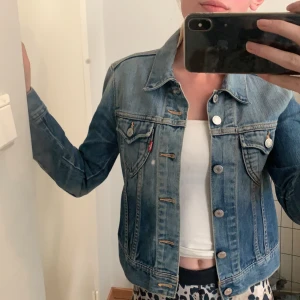 Levis jeansjacka - Jeansjacka från Levis i storlek XS, i got skick.