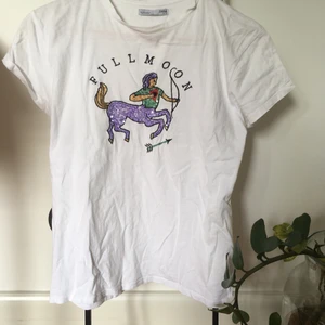 Zara - Säljer en av mina favorittröjor då jag tröttnat lite på den. Jättefin och bekväm med gulligt tryck! Kan mötas upp i Uppsala eller frakta