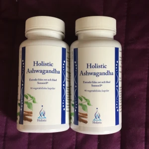 Oöppnad ashwagandha vegan 180 kapslar  - Säljer dessa två burkar ashwagandha med 90 kapslar vardera (vegansk kapsel) pga råkade beställa för många. Oöppnad! Har en till tredjedelsburk som jag skulle kunna skicka med om du vill ha några fler kapslar, då jag inte tar de längre! 