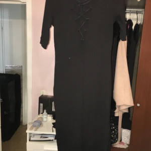 Slit dress - Klänning med slits och djup urringning där fram som går att justeras med banden beroende på hur mycket man vill visa