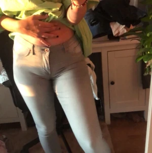 Gråa regular waist jeans - Skit snygga lågmidjade strechiga jeans!